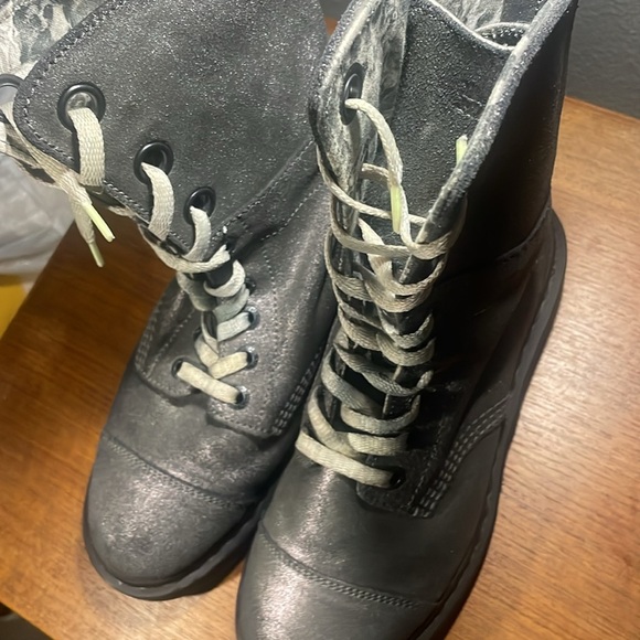 Dr Martens New Size 8 Metallic Grey Aimilitia Triumph Boots - Picture 9 of 17